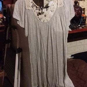 L Mixxology grey tee with gorgeous croching
